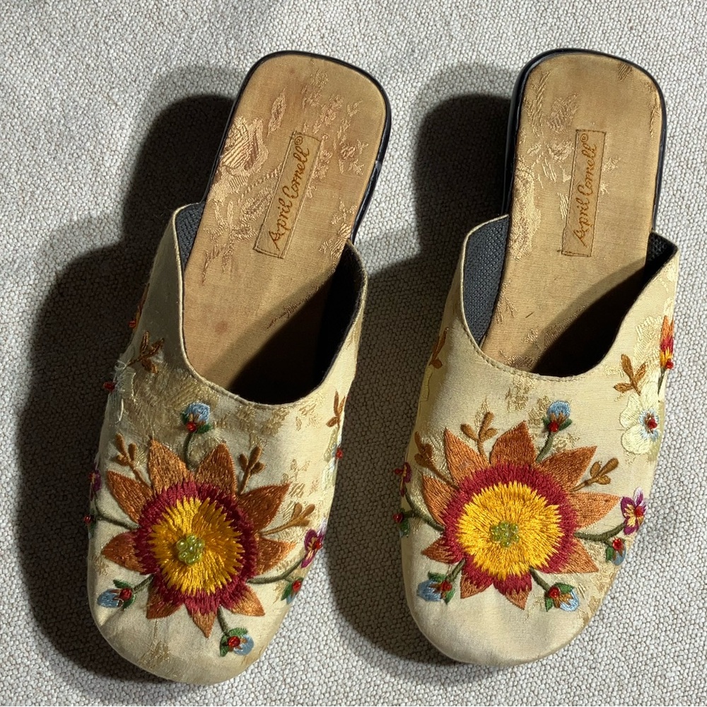 April Cornell Embroidered Sun 🌞 Floral 🌸 Slip on Mule Slides
